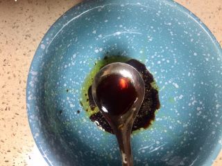 6、#重庆地方特色#重庆麻辣炸酱面,加入半勺香醋