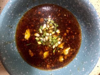 13、#重庆地方特色#重庆麻辣炸酱面,再把葱花白撒在碗里