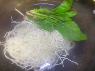 14、#重庆地方特色#重庆麻辣炸酱面,水开了放入面条和菠菜