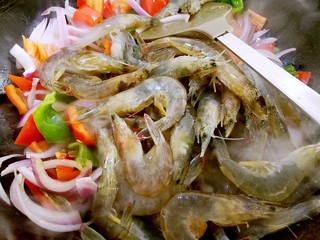 8、啤酒虾,倒入虾子，翻炒一下