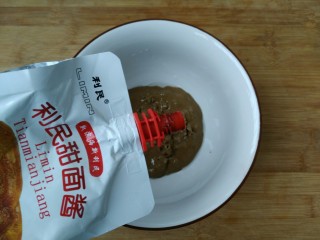 3、教你调制一碗美味的火锅蘸料,加入15g甜面酱。