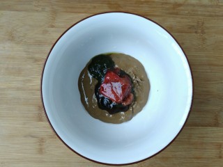 5、教你调制一碗美味的火锅蘸料,加入一块酱豆腐。