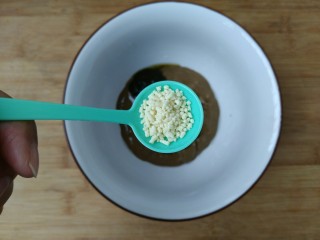 6、教你调制一碗美味的火锅蘸料,加入大约2g鸡精。