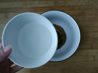 7、教你调制一碗美味的火锅蘸料,先加入少量清水搅拌均匀。(先少量加水的目的是先把所有食材搅拌均匀)