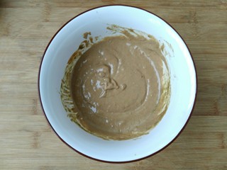 8、教你调制一碗美味的火锅蘸料,因为加入水量偏少,所以搅拌后有些稠。