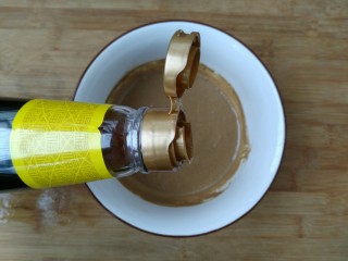 11、教你调制一碗美味的火锅蘸料,再倒入适量芝麻油搅拌均匀。