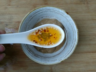 13、教你调制一碗美味的火锅蘸料,把一部分蘸料倒入一个小碗中。爱吃辣可放少量辣椒油(不吃的话这部可以省略)。