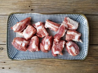 2、梅子排骨,将排骨洗净，切成一口一个的块。