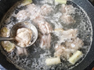 5、梅子排骨,将排骨焯水捞出血末。