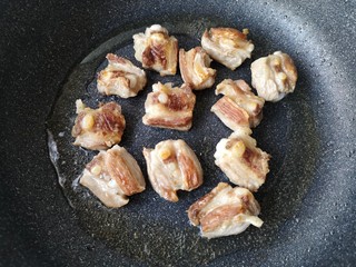8、梅子排骨,煎至表面微黄盛出备用。