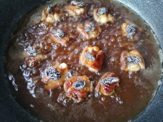 13、梅子排骨,加入梅肉。