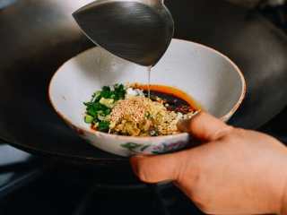 6、老干妈拌面,热油浇酱汁。