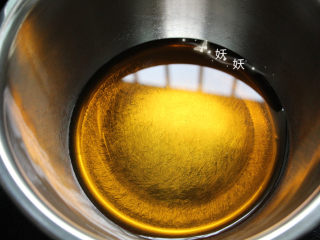 2、风炉广式豆沙月饼,将转化糖浆倒入干净的容器中。