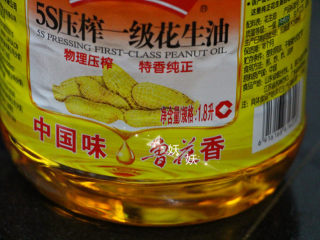 3、风炉广式豆沙月饼,然后需要用到花生油。