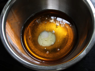 4、风炉广式豆沙月饼,将花生油，枧水加入转化糖浆里，枧水用一克食用小苏打加4克水即成。