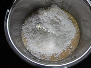 6、风炉广式豆沙月饼,倒入面粉，我们中式的点心用到的都是普通中筋面粉，就是我们经常用来做包子馒头的。