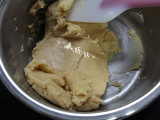 7、风炉广式豆沙月饼,用刮刀翻拌均匀。