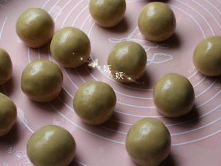 11、风炉广式豆沙月饼,利用手掌虎口的位置慢慢收成团。