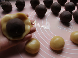 10、风炉广式豆沙月饼,取一块面团，用手捏成扁平的片状，包住豆沙