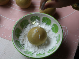 12、风炉广式豆沙月饼,将面团沾一层玉米淀粉，这些步骤都可以带孩子一起做，图里是我家小朋友的小手，要来帮忙。