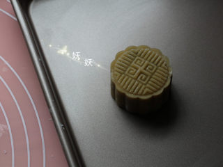 14、风炉广式豆沙月饼,缓缓推出。