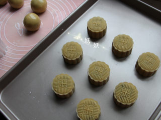 15、风炉广式豆沙月饼,我的烤盘是不粘烤盘，所以直接摆上去烤了，如果是普通烤盘需要铺上一层油纸或者油布防粘。