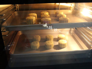 16、风炉广式豆沙月饼,烤箱预热到180度，月饼先再用喷瓶喷一层水，送进烤炉，170度烤五分钟定型