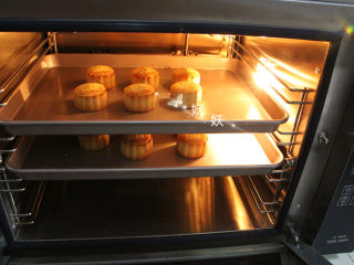 18、风炉广式豆沙月饼,定型后的月饼取出，轻轻快速刷一层蛋黄水，蛋黄水的比例为大约一个蛋黄6份牛奶。然后180度再烤7分钟即可，如果上色不满意可以关火后稍微焖一下再取出，不要离开，注意观察上色状态。