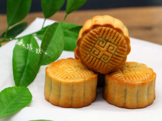 19、风炉广式豆沙月饼,出炉后的月饼常温密封保存，等一两天回油后就变的油亮可口，不过我倒是挺喜欢吃刚出炉的月饼，脆脆的皮特别好吃。