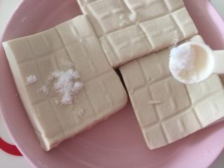 2、吃豆腐+酸辣腐方鸡丁,用盐给豆腐擦下身子，然后保鲜膜盖好放冰箱一小时