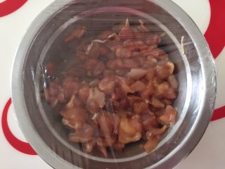 6、吃豆腐+酸辣腐方鸡丁,搅拌均匀盖保鲜膜入冰箱冷藏至少一小时入味