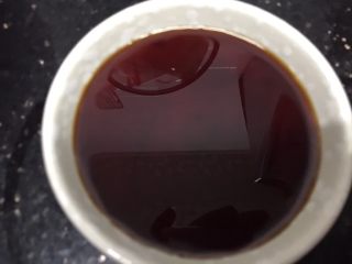 9、吃豆腐+酸辣腐方鸡丁,先做好酸辣酱汁，用一小碗，倒入酸辣酱、酱油