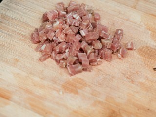 5、糯米烧卖,火腿切小丁。