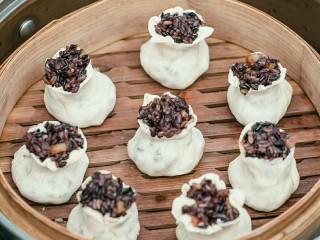 10、糯米烧卖,将包好的烧卖放入笼屉，隔水蒸15分钟左右。