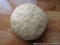 2、苏式松仁枣泥&椒盐麻仁月饼,加入适量水；和成均匀的水油皮面团，盖上保鲜膜松弛20分钟