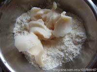 3、苏式松仁枣泥&椒盐麻仁月饼,油酥皮材料放进大碗