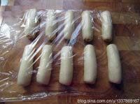 7、苏式松仁枣泥&椒盐麻仁月饼,自上而下卷起来；盖上保鲜膜，松弛15分钟