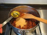 11、苏式松仁枣泥&椒盐麻仁月饼,再次入锅，加入红糖和色拉油，炒至适当的干湿度