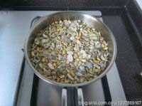 16、苏式松仁枣泥&椒盐麻仁月饼,西瓜子仁、南瓜子仁和松仁焙熟