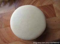 24、苏式松仁枣泥&椒盐麻仁月饼,整成约1cm厚的圆饼，并在平面上拍出圆棱