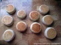 26、苏式松仁枣泥&椒盐麻仁月饼,出锅后放在板上冷却