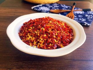 1、全面详解麻辣干拌面,一碗香气扑鼻、色泽诱人的干拌面，辣椒油起至关重要的作用。先炼辣椒油，做辣椒油，我首选云南文山丘北辣椒，丘北辣椒公认最香的辣椒，由于云南紫外线强，在云南文山丘北种的辣椒，红色素含量极高，颇受众人喜爱！辣椒100克用料理机打成辣椒面。