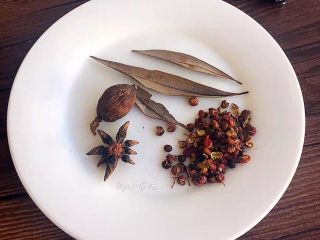 2、全面详解麻辣干拌面,做辣椒油，还要准备香叶几片，草果1个，八角1个，花椒粒5克，有这些材料与辣椒面搭配，堪称完美。