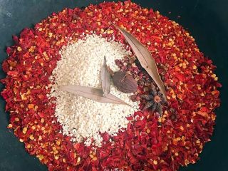 3、全面详解麻辣干拌面,准备一个干净无水的锅，把辣椒面，白芝麻，八角，香叶，花椒，草果用刀切开，放入锅中。建议用电磁炉炒辣椒面，好控制温度。利用最小火炒辣椒面。辣椒面要炒到什么样子呢！注意看辣椒面颜色，微微变淡红色即可，随之可以闻到淡淡的辣椒香味，炒辣椒面大概几分钟时间就好了。