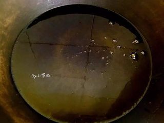 4、全面详解麻辣干拌面,锅内烧油，一直烧到冒清烟持续30秒就可以关火，让油冷却一会。