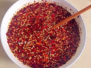 5、全面详解麻辣干拌面,6分钟后，冷却的菜籽油先淋一勺到辣椒面上（先试探油温，辣椒面不糊可以继续倒入油）一边用筷子搅拌辣椒面，让其受热均匀。油与辣椒面的接触，看到辣椒在欢乐跳舞，随之辣椒油的香味扑鼻而来！ps:烧热的油不能冷却太久，那样炼出来的辣椒油就不香了，筷子搅动的时候，搅拌均匀，确保全方无死角。