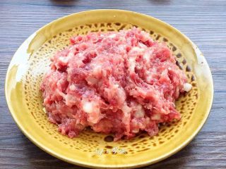 6、全面详解麻辣干拌面,炒一锅好的肉臊子是一碗面的灵魂。做肉臊，我选择五花肉，五花肉肥瘦适中，做好的肉臊不会柴。猪肉先切小块，再用刀剁成肉糜。剁肉是个痛苦的过程，虽然很累，我还是愿意这样干，绞肉机打出来的肉，口感不比手工的。