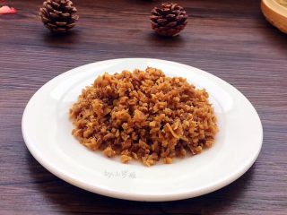 7、全面详解麻辣干拌面,香菇提前泡好，切碎剁细。