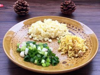 8、全面详解麻辣干拌面,大蒜、姜剁成末，葱切段备用。