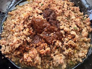 11、全面详解麻辣干拌面,剁好的肉糜与六必居酱、甜酱一起下锅同炒。